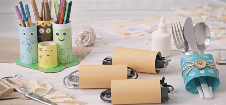 Upcycling-Ideen für Klorollen: Ein Schreibtisch-Organizer für Stifte, ein Besteckhalter und ein Kabelsortierer zur Organisation.