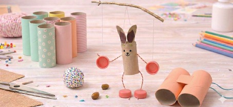 DIY-Spielzeug aus Klorollen: Ein Bowling-Spiel, eine Marionette in Hasenform aus einer Klorolle, die an einem Ast hängt und ein buntes Fernglas aus zwei Klorollen.