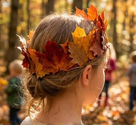 Kind trägt selbstgebastelte Krone aus Herbstblättern – kreative Bastelidee mit Naturmaterialien