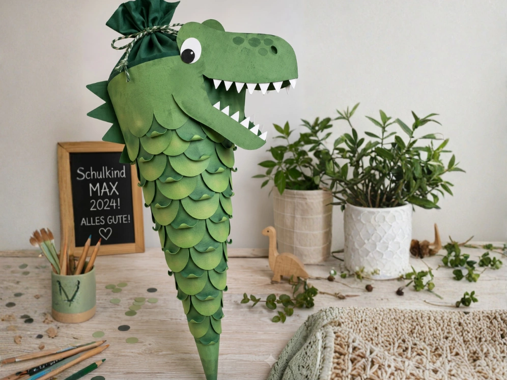 Eine selbstgebastelte Dino Schultüte mit 3d Dinokopf